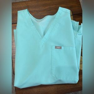 Figs 1 pocket scrub top.